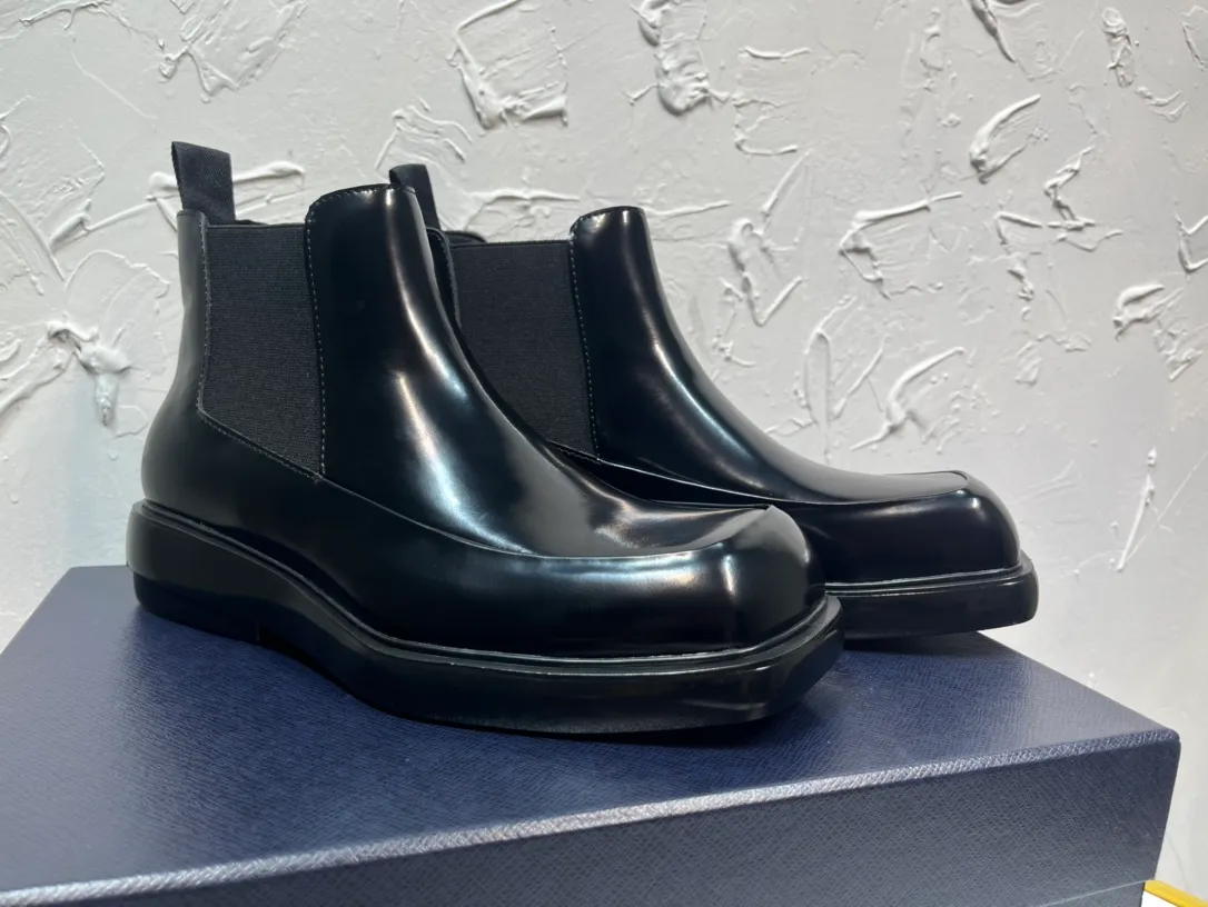 Men's shoes 💰860💰 🔥🔥🔥3990 The latest Prada Derby shoes, Martin boots, micro-marked glossy round-toe spliced ​​loafers, purchased the original one to one development, the outsole is one to one private molding, the fabric is made of imported open edge beads, lining cowhide, foot pad cowhide, sole height 5cm, original rubber foam outsole, code number 39-46